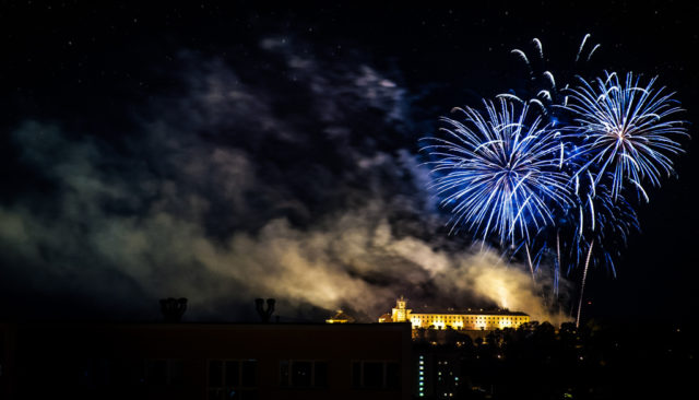 Aprender a fotografiar los fuegos artificiales: Fuegos artificiales en el castillo de Špilberk de Brno (República Checa).