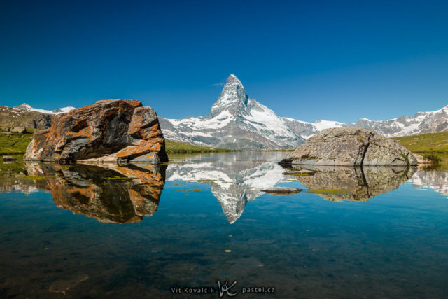 6 consejos básicos para hacer fotografías del agua: El Monte Cervino (Matterhorn) reflejado en un lago de montaña.